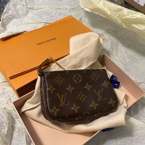 100% authentic Louis Vuitton mini pochette